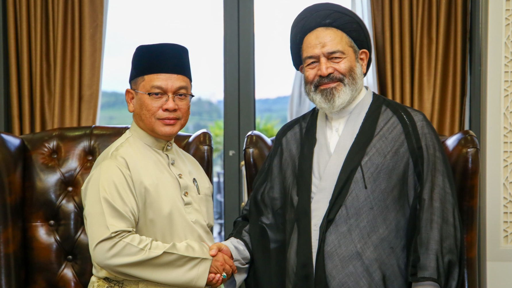 Discussion between H.E. Syed Abdul Fattah Nawab, the Representative of Vali Faghih and Leader of the Iranian Pilgrims, and the Honorable Senator Dato Seri Dr. Haji Mohd Na'im Bin Mokhtar, Minister in the Prime Minister's Department for Religious Affairs